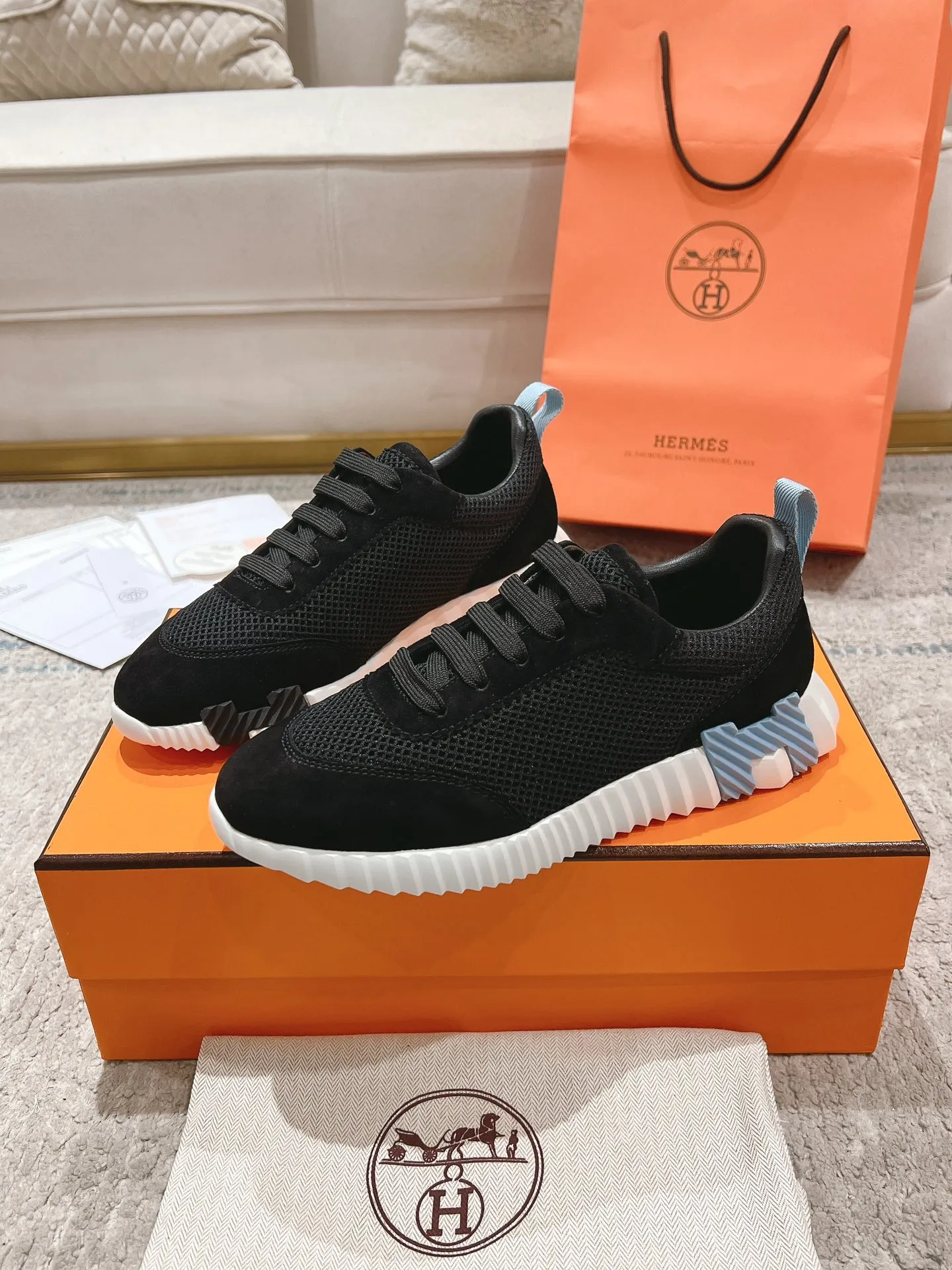 👟👟Ex-factory price 640👟👟 ‼ ️Top version 2024ss Hermès/Hermès new arrival in early autumn, casual shoes for couples👟Color-blocking design MM style, advanced fashion, simple and advanced, casual matching, very light and comfortable on the feet 🔘Upper: suede/cowhide 🔘Inner: sheepskin 🔘Outsole: original PU foam molding outsole 🔘Number of sizes: Women’s size 35-42 (40.41.42, custom made, non-refundable) Men’s size 39-46 (45.46, custom made, non-refundable) 🎁Original exquisite packaging
